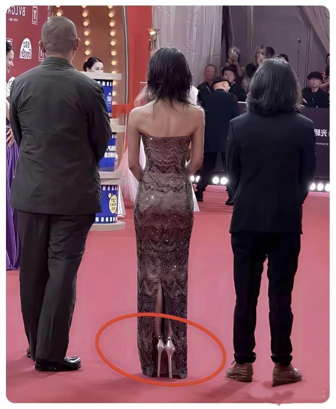 这个踩着高跷的女明星是谁？大家猜猜。A.周冬雨B.