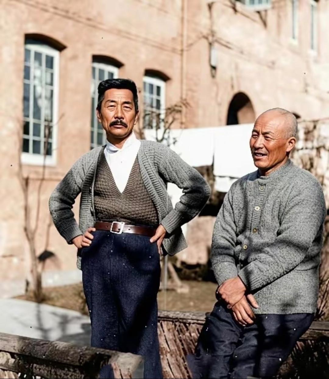 鲁迅，买书结识的挚友！1933年夏天，上海内山寓所门前，留下了这张珍贵...