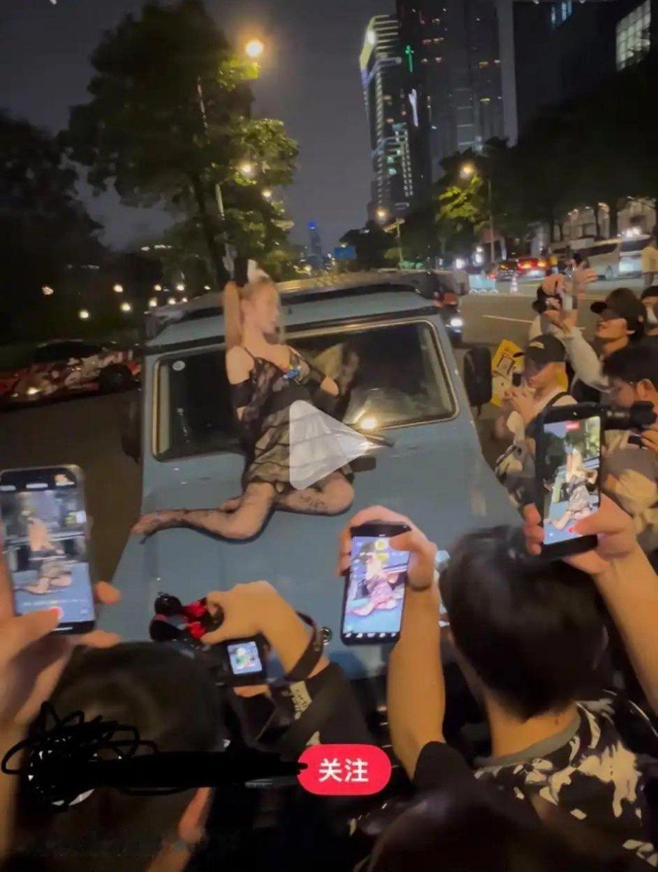 这和当街拉屎有什么区别？