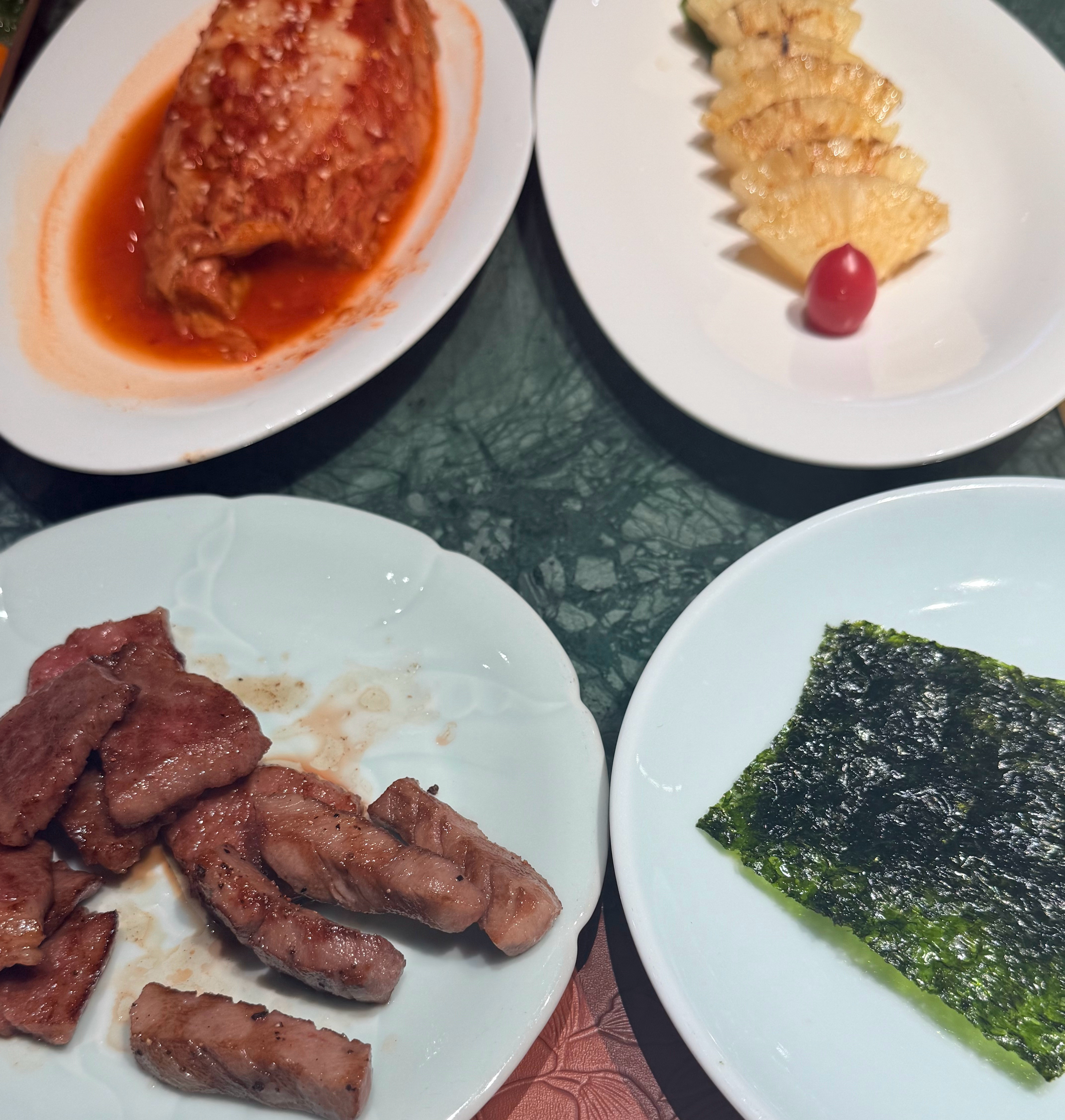 我吃烤肉三件套：泡菜海苔菠萝片