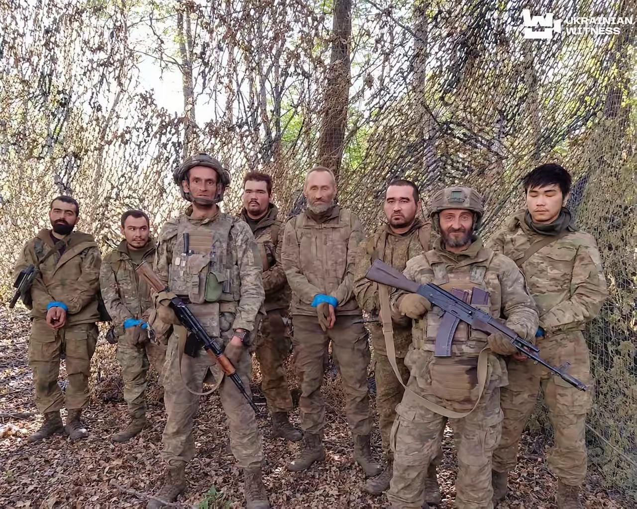 俄乌战争前沿洞域在扎波罗热被俘俄罗斯士兵中突丂一名显眼包士兵……评一句：