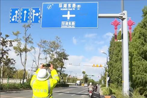 “聪明过头了！”近日，云南昆明，一餐厅老板为了吸引客流，大晚上搬着梯子来到路牌下