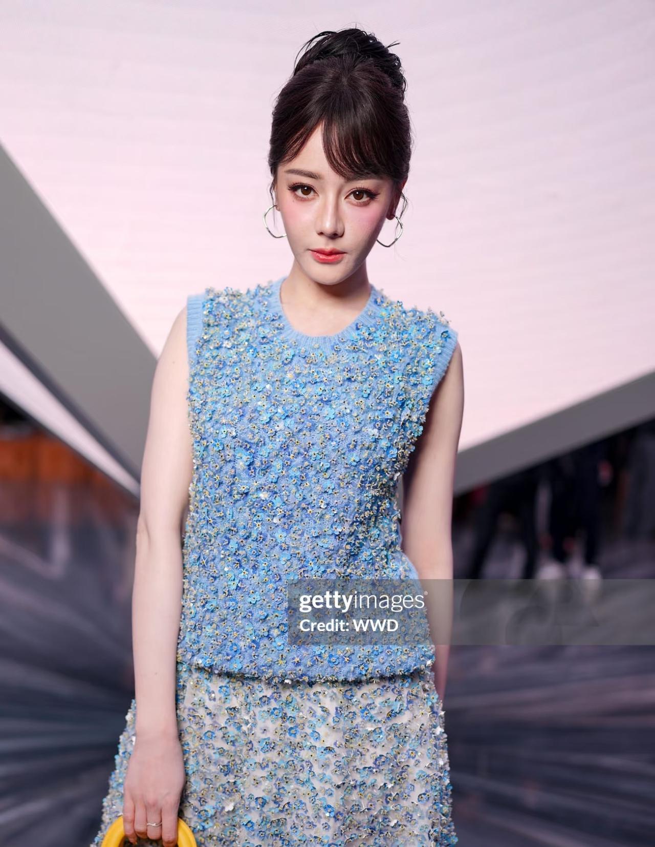 迪丽热巴此次巴黎时装周真是状况不断，不仅服装发型和妆容有点儿水土不服没有体现它本