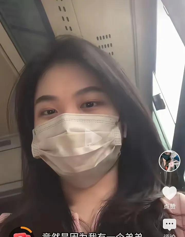 女孩长得挺漂亮，只是家是农村的，家里还有个年幼的弟弟，出来相亲被男孩一眼相中，结