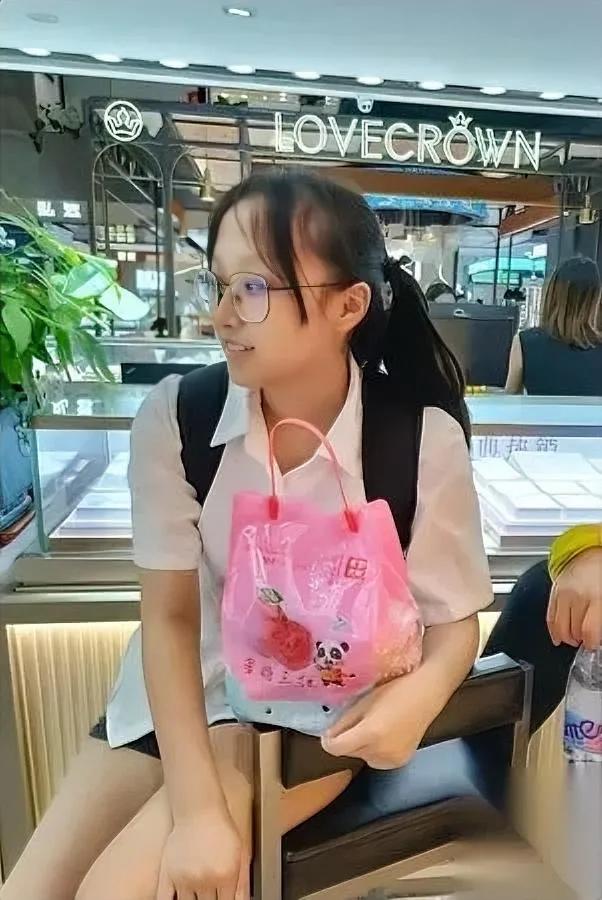 硕士投300份简历没回音她爸塞来粤B车钥匙视频里姑娘眼圈通红，身后是南山