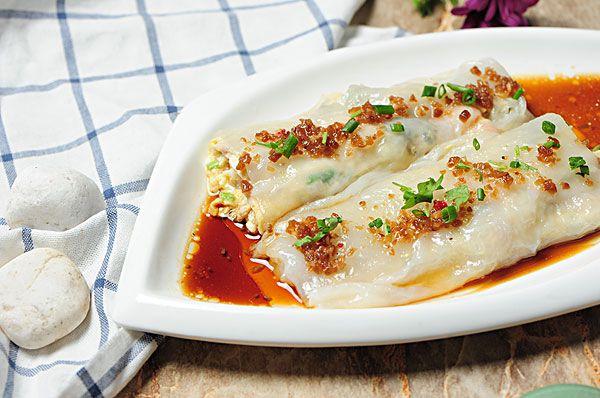 肠粉上桌时，白汽像一层薄雾，轻轻笼住清晨。筷子一挑，米皮颤巍巍地卷起，酱油顺势滑