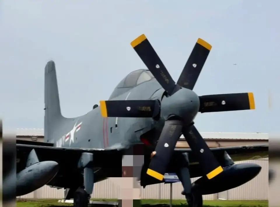 单发攻击机里，很少有像A-1这么“壮”的。机长约12.6米、翼展15.2米