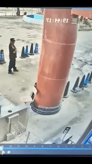 这位保安大哥都懵了？他守在学校门口就是为了防止学生私自外出跑出校园校园危险行为