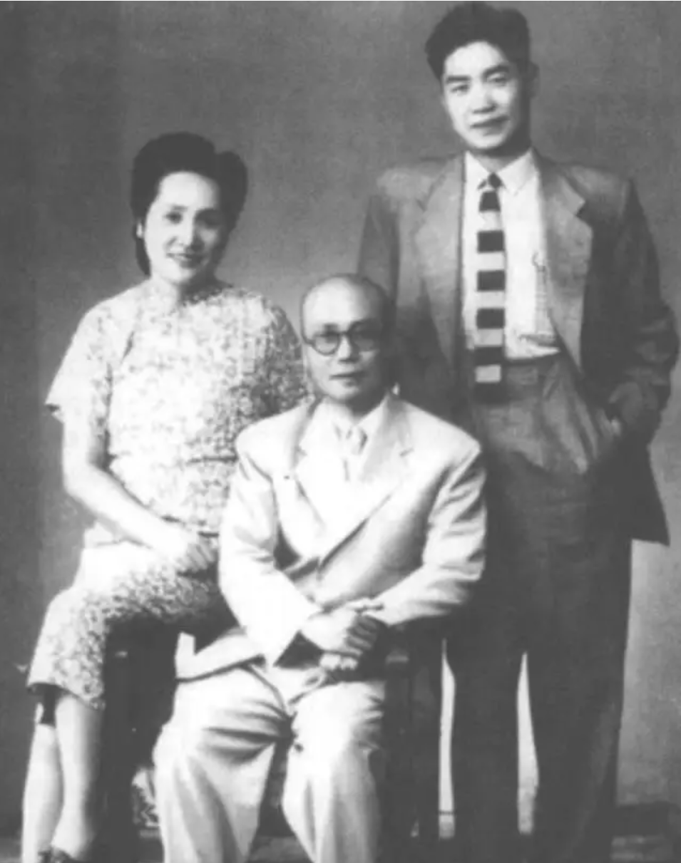 1946年，地下党前往指定地点与人接头时，突然看到来人是国军中将，大惊之下脱口而
