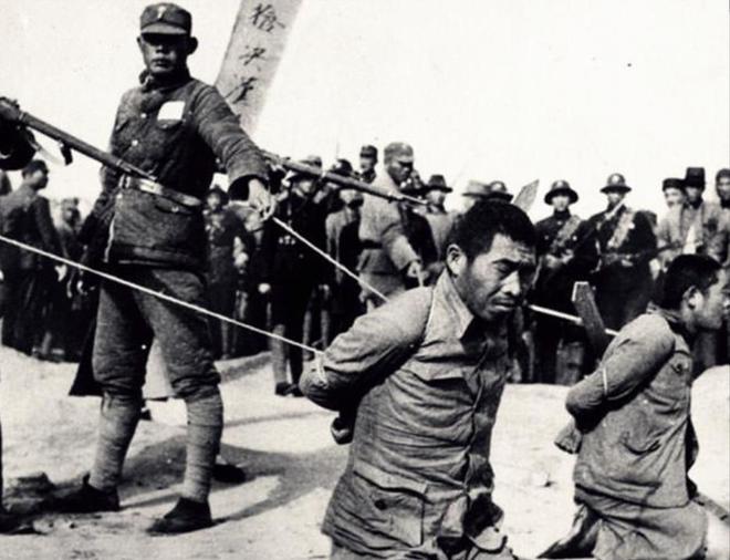 1946年，大汉奸李志千在凤仪楼二楼的餐厅内与众人推杯换盏之际，先前还在陪酒的郑