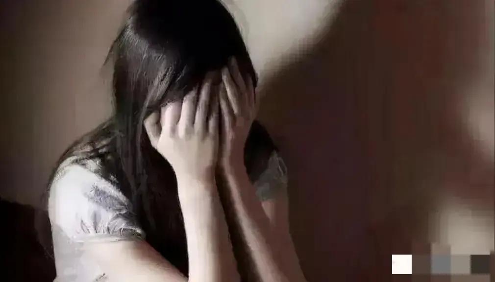 湖南长沙，女子在酒店房间醒来，发现自己与男同事赤裸地躺在一起。认为自己被男同事侵