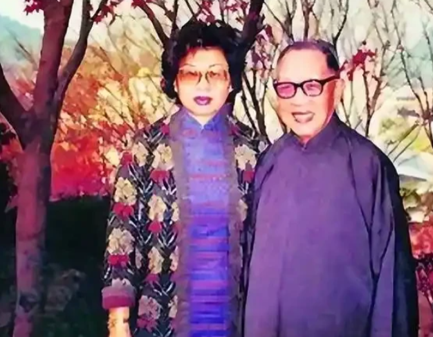 1956年，国学大师钱穆，61岁时三婚迎娶27岁胡美琦，看着如花似玉的娇妻，突然