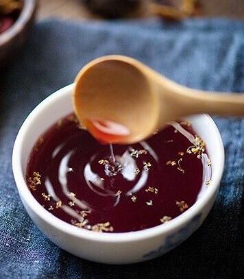 但多数人只知晓酸梅汤好喝解暑，却少有人知，如今口感清甜的酸梅汤，本源并非休闲茶饮