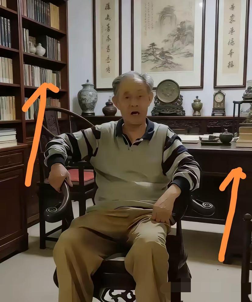 南京博物院原院长徐湖平，81岁的日子过得是真讲究，坐的是黄花梨太师椅，满屋子