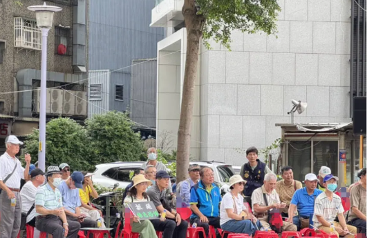 今日（18日）上午，新北市议员林国春在板桥组织了一场“战独裁政策说明会”，并邀请
