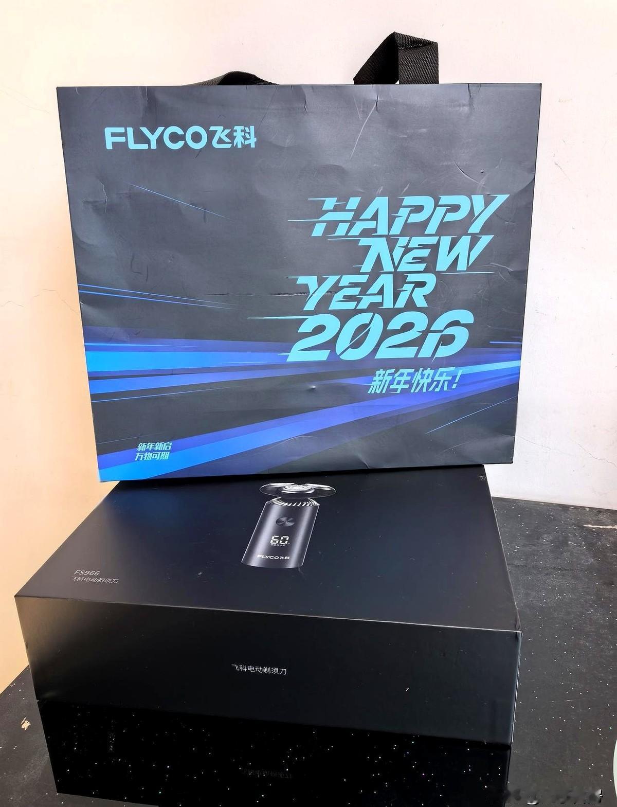 保定东站出来的这一幕挺像春节档短片，儿子把粉色新手机和剃须刀塞到父母手里，母亲当