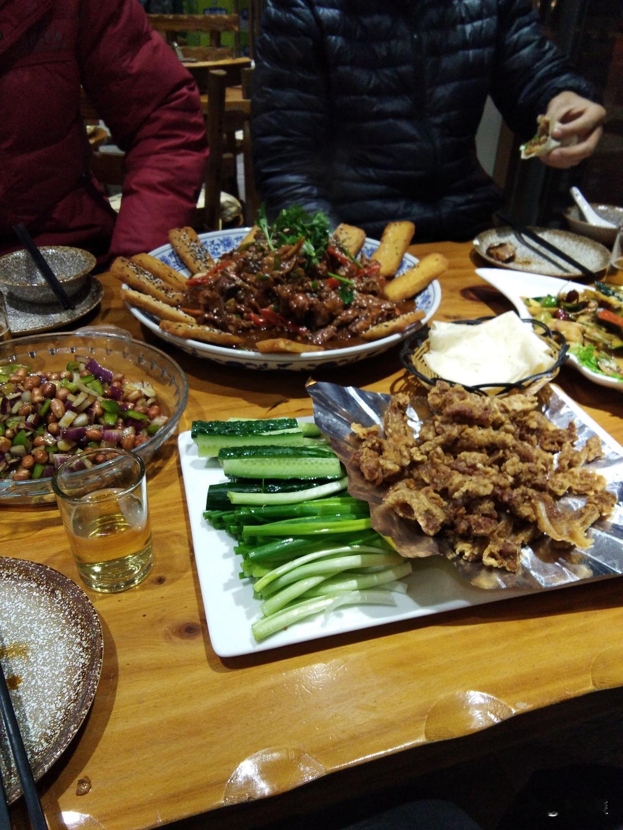 为了扩内需，增消费，强烈呼吁！八小时工作制，严禁加班，假如必须加班，五倍工资，这