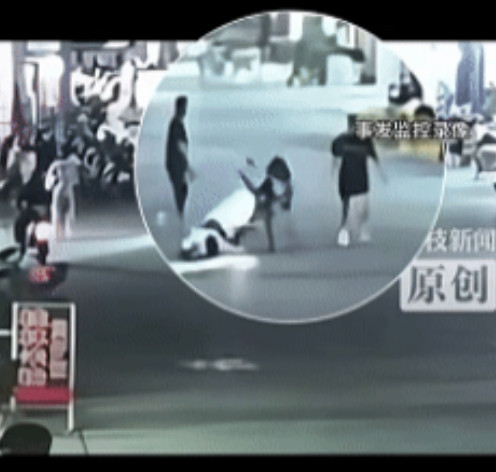 “拿病碰瓷？”广东，女子骑车被4岁血友病男孩鬼探头，当场就支付了3.5万的治疗费