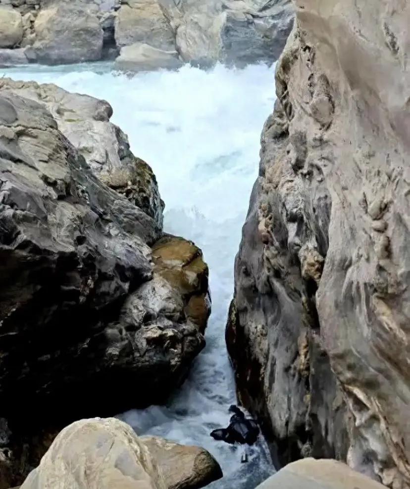 虎跳峡icon吞人，不是结局。真正的结局，是家属在岸边等了几天后，说出的那句