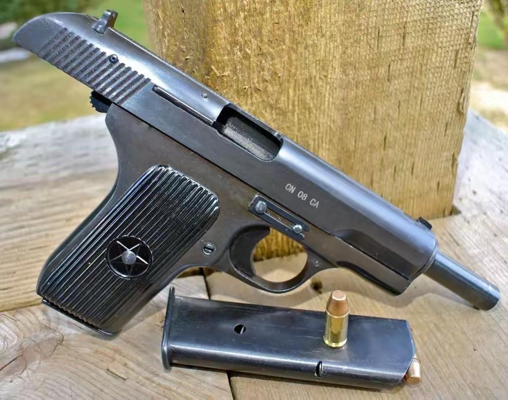 54式手枪堪称经典名枪，它所发射的51式子弹，弹头呈平圆状，也就是采用了圆头设计