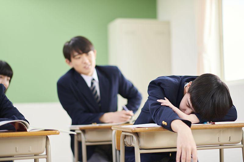 学生趴桌睡觉，老师站在旁边束手无策——这画面，多少同行看着眼熟？不是不想管，