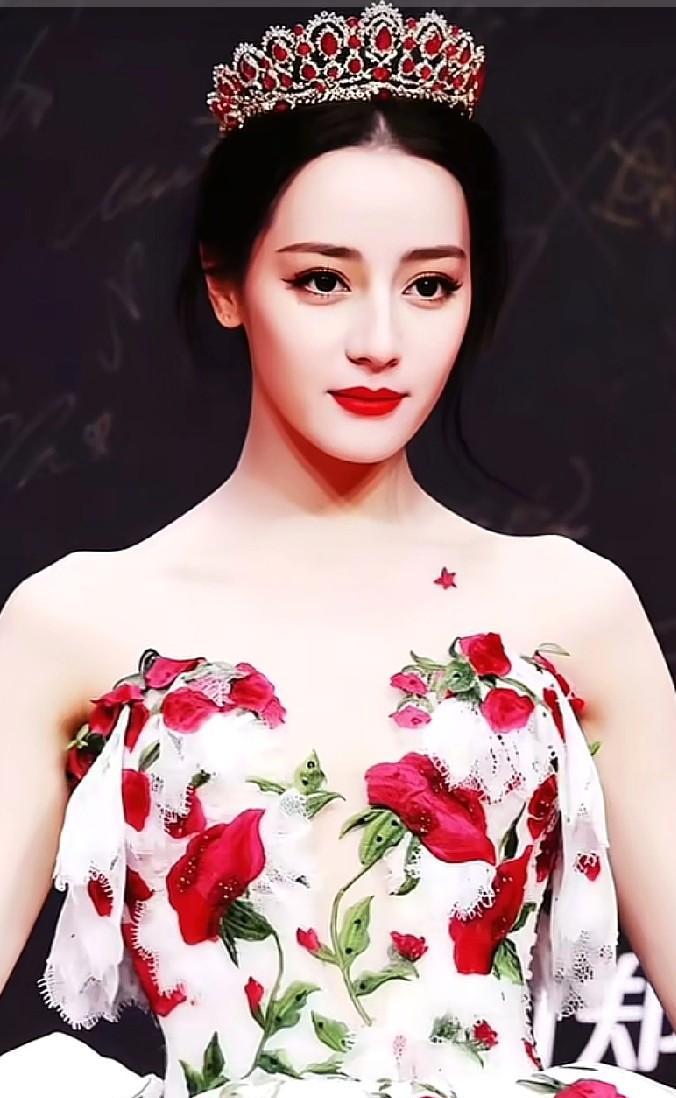 别再说90花转型难了。迪丽热巴刚拿完五大刊满贯。转头扎进了第三部古装剧。上