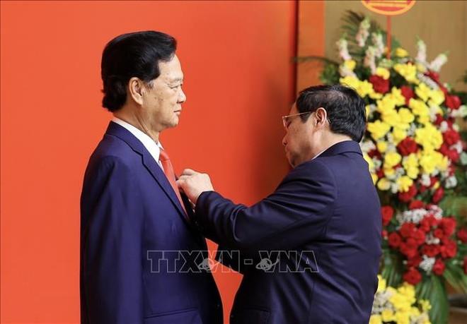 阮晋勇还真可以！在越南的这次委员选举中，阮晋勇的两个儿子阮青毅和阮明哲全部入选，