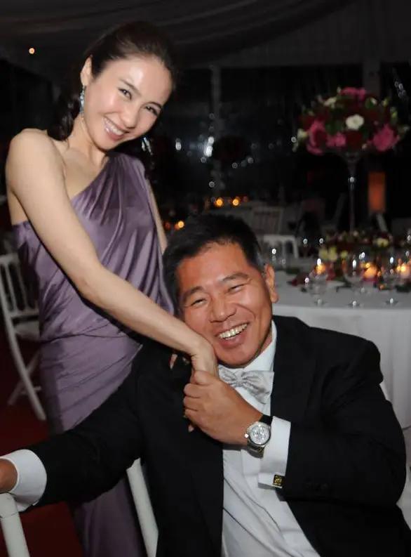 瘸腿富豪马廷强追了6年黎姿没有追到手，2009年，38岁的黎姿走投无路，哭着找到