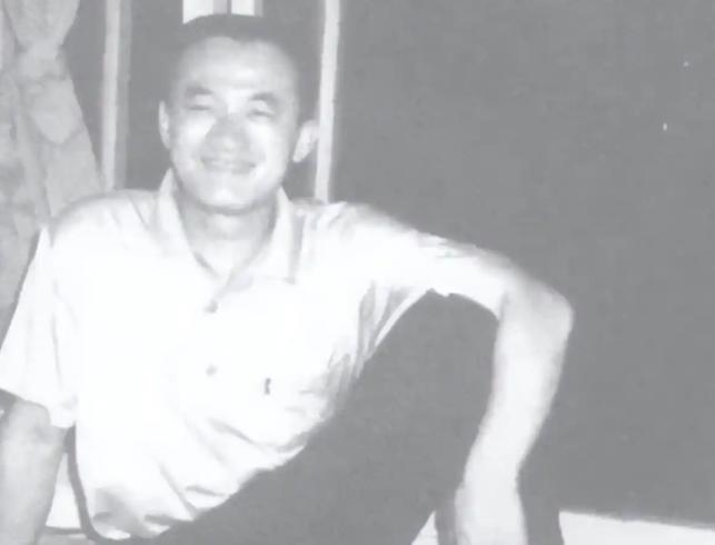 2002年，医院一名护士突然在医生李仁强的脖子上扎了一针，还嬉皮笑脸地说：“跟你