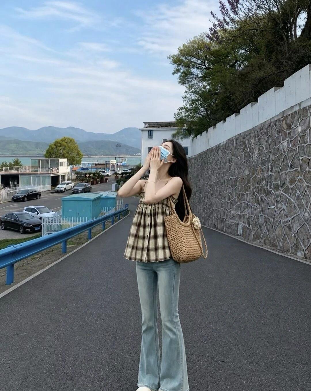 海边漫步，享受阳光与海风，自由自在的一天🌊👗👒