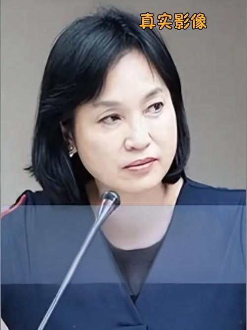 自以为是、狂妄自大。处处与自己党中央唱反调之人，谁愿意重用？近日，柯志恩落选国