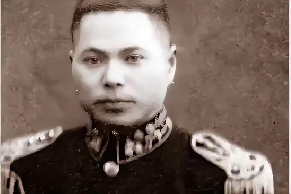 1946年，国军少将趁着夜色，闯进了一个地下党员家里，他用枪顶着地下党员的脑袋，