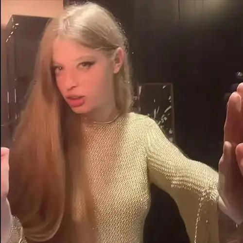 亲眼看着自己的儿子拍女性内衣广告是什么感觉？这大概是马斯克两眼一黑，恨不得从互联