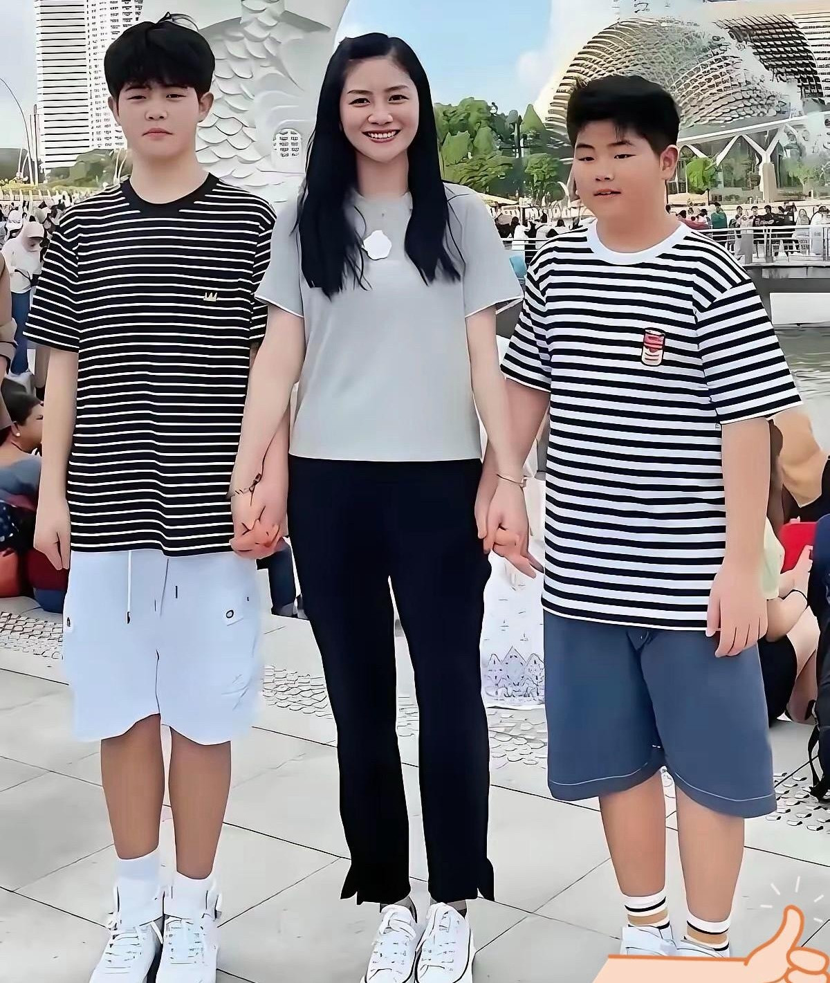 妈妈长得那么漂亮，两个儿子却相貌平平。沙溢年轻时非常帅气，胡可也是美人胚子一个。
