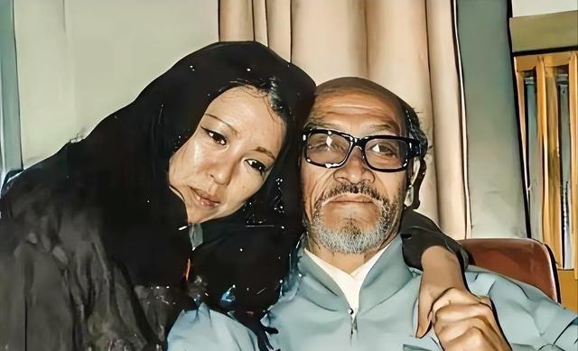 1990年，47岁的三毛跑到新疆，和77岁的王洛宾同居，王洛宾拒绝和她同房，三毛