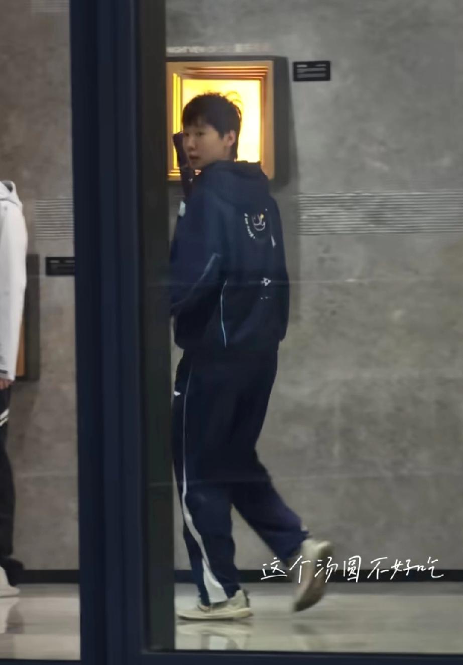 WTT重庆冠军赛欢迎晚宴结束后，手里拿着主办方给的雨伞礼物回酒店的王曼昱！曼昱