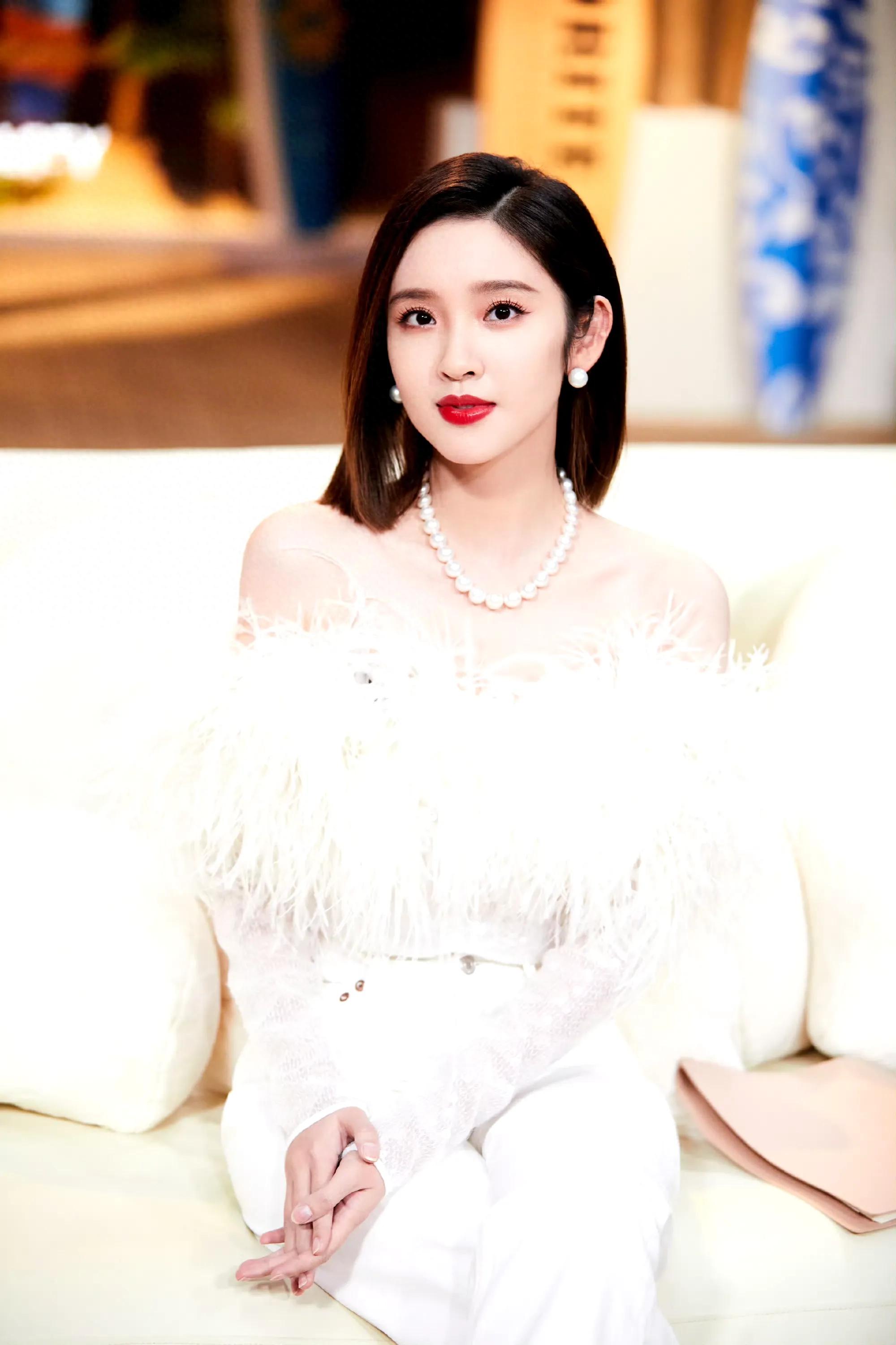 唐艺昕甜美造型合集：天生丽质！