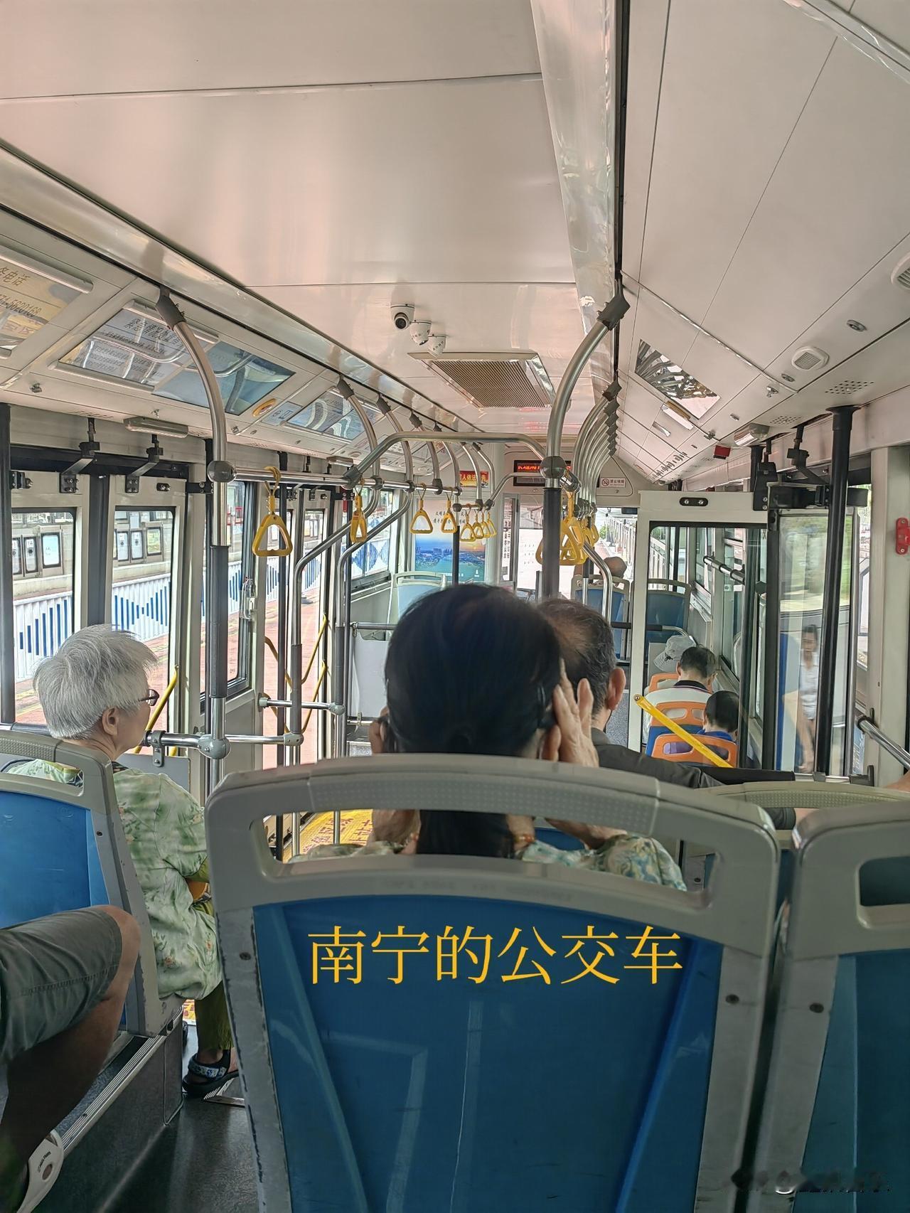 乘坐南宁的公交车和来宾的公交车简直天壤之别。南宁的公交车上比较安静，来宾的公