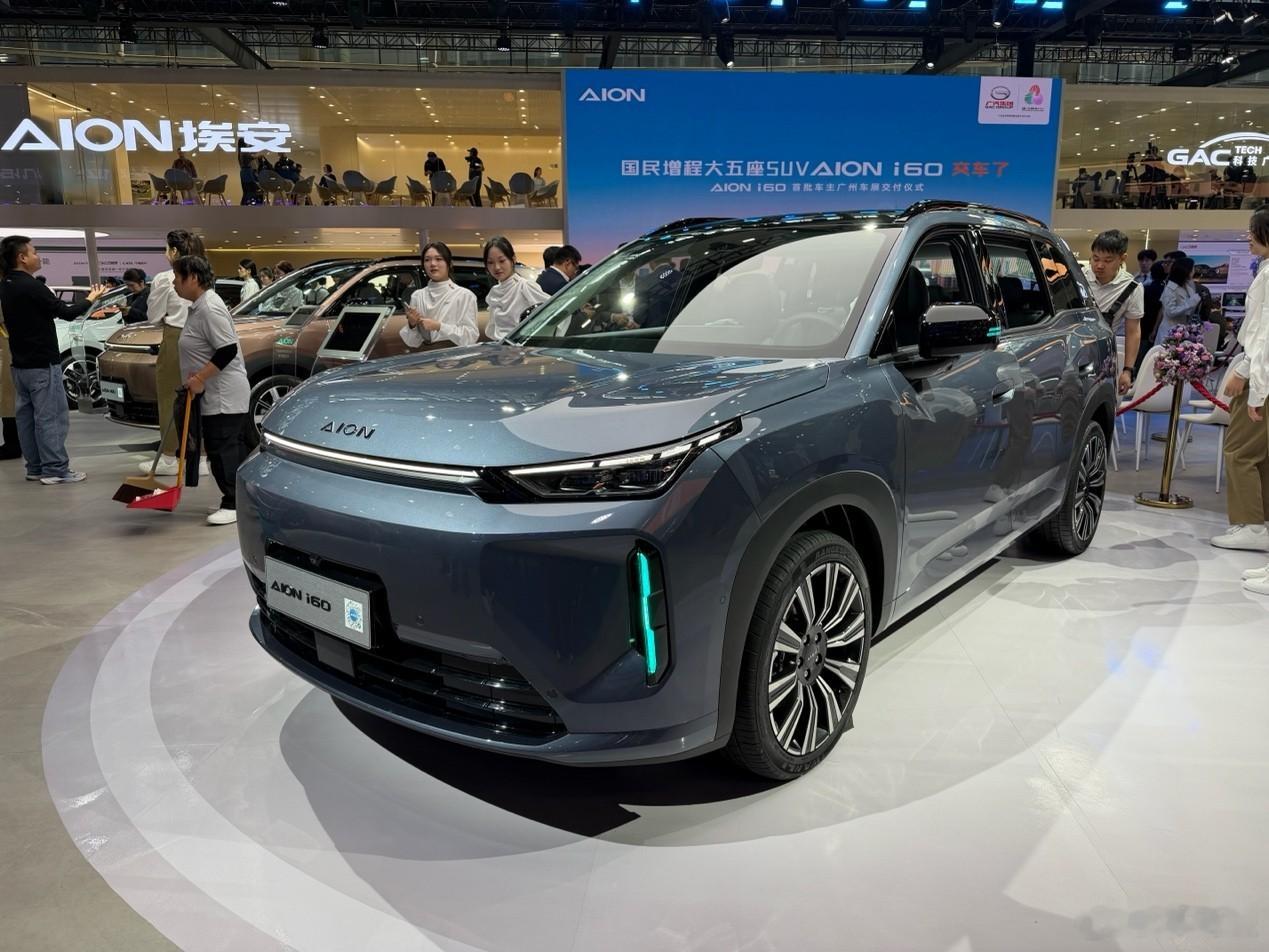 定位紧凑型SUV，外观融合时尚与硬朗风格，内饰提供多款温馨配色与近4米氛围灯，舒