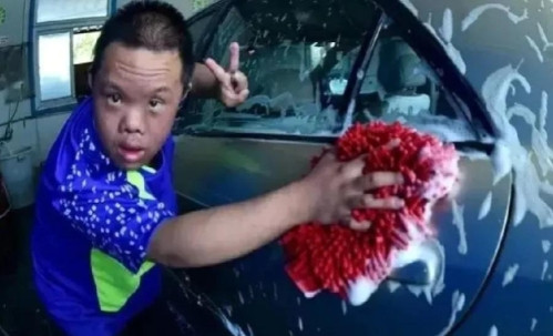 2015年，深圳一家洗车行老板雇佣了16名脑瘫儿洗车，3年总收入高达120多万，