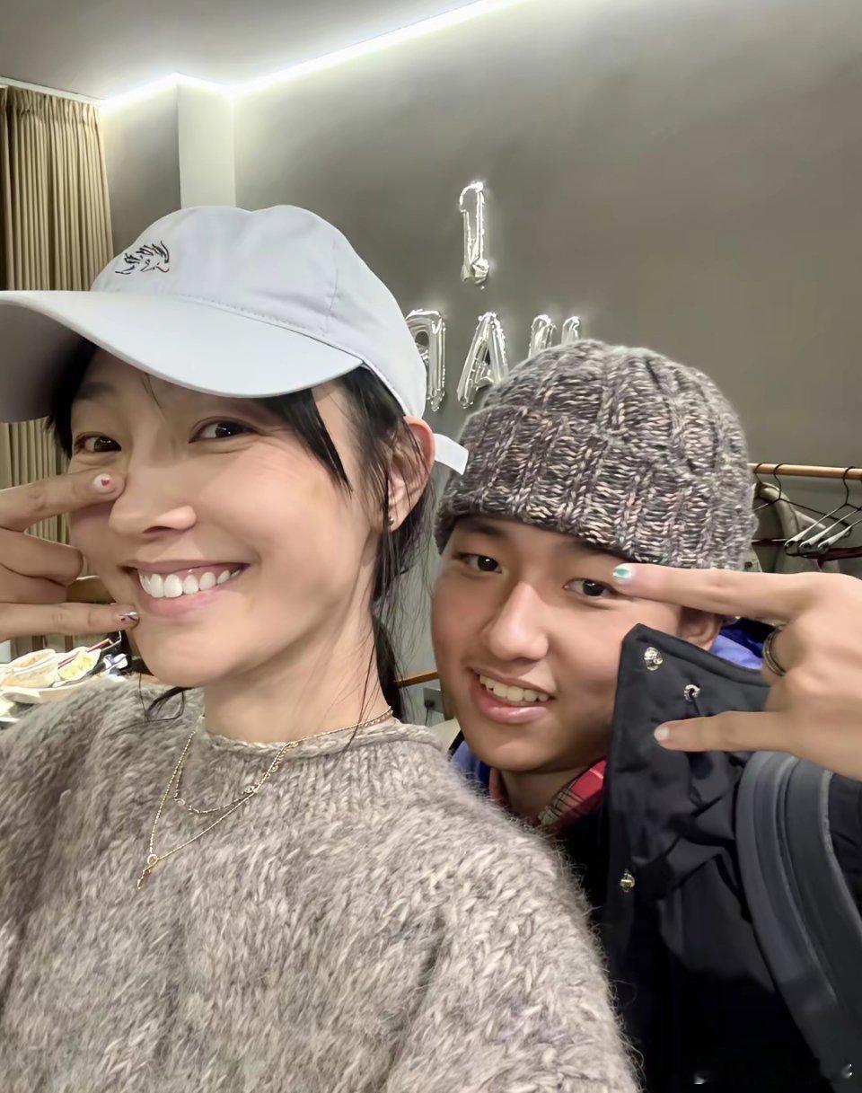 白百何两个儿子现状大儿子陈盛桐，小名元宝，是她与前夫陈羽凡所生，中学在北京某国际