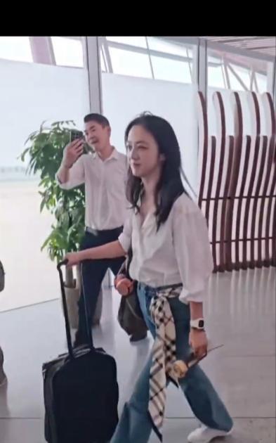 汤唯虽然穿搭松弛感拉满，但总给人一种独特的韵味！