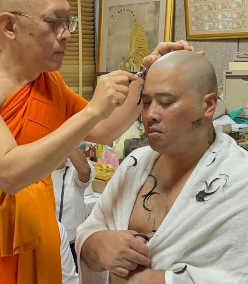 泰国王子回国修行遭驱逐泰国的二王子Aon刚回国不久，剃了