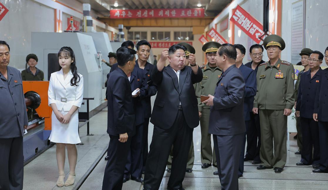 金正恩元帅近况照片：携女儿亮相，一起视察重要军工企业。时间是6月14日左右。