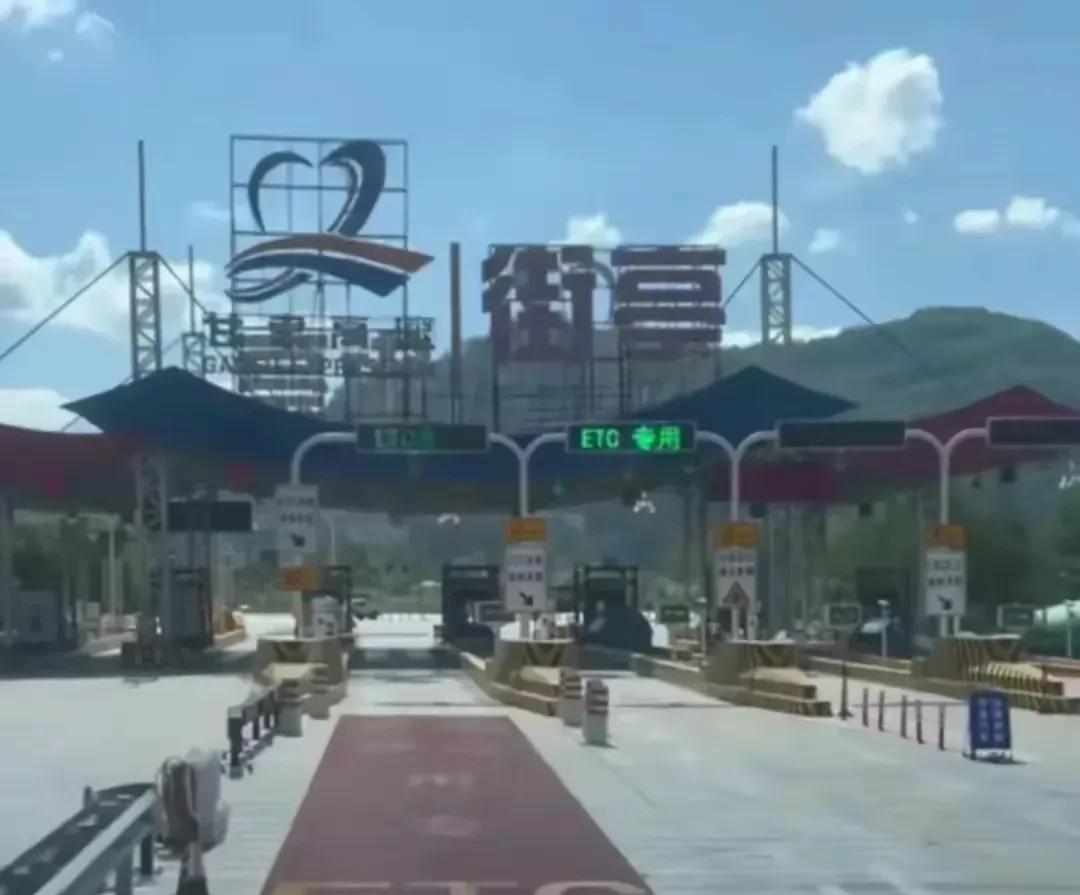 马谡若当街扎营，张郃轻骑兵便过不去。这并非夸大其词。设想一下：三万大