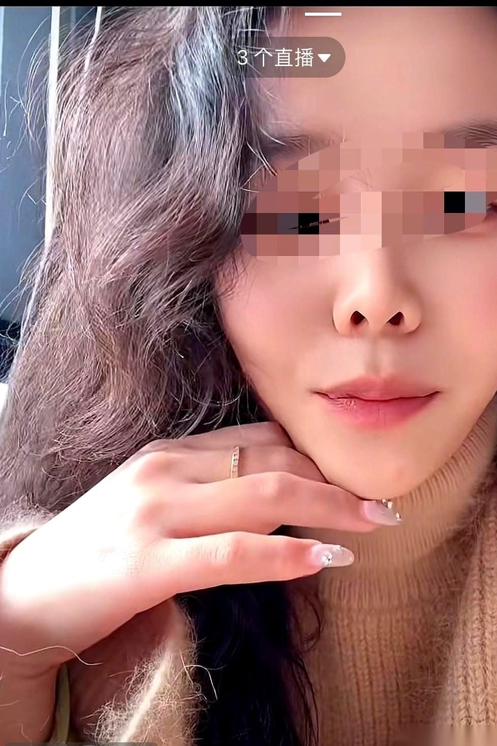 刷到一句话，给我看愣了。“他不像他奶奶，难道要像隔壁老王啊？”这话，是一个妈