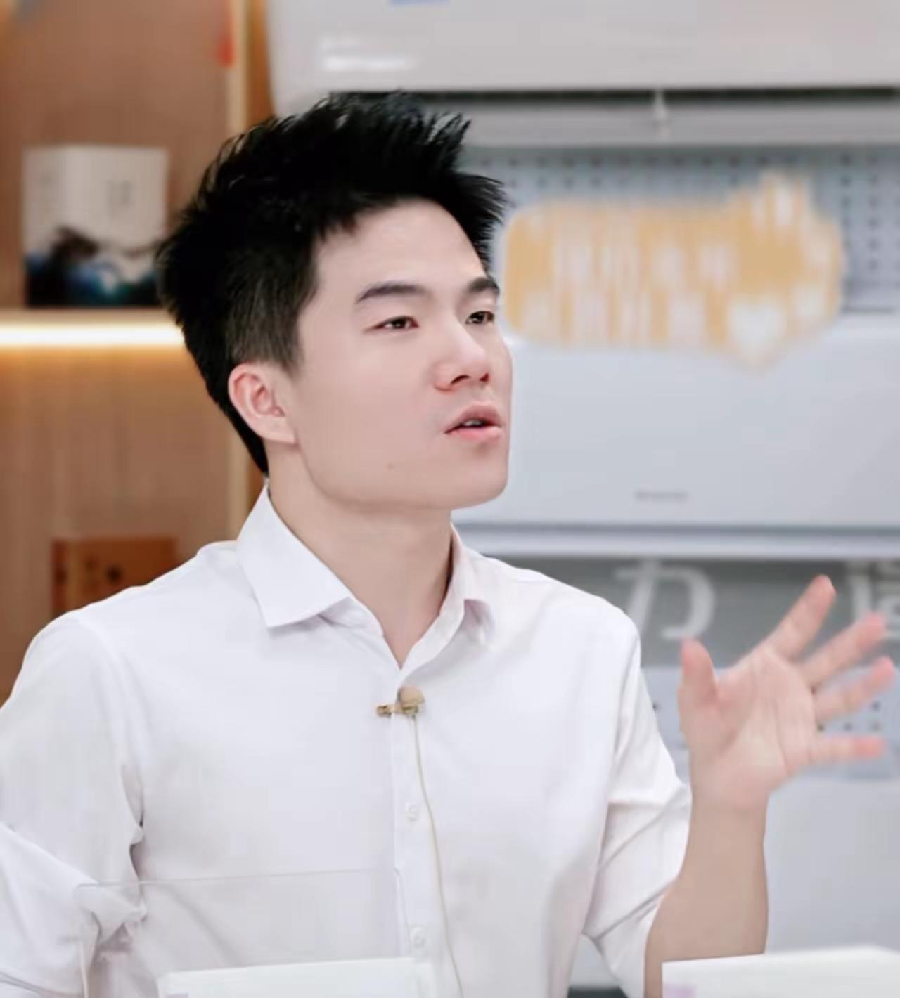 董宇辉怕主播离职？答案藏在几个细节里。鹏鹏当初把老婆本投进来时，肯定不是赌