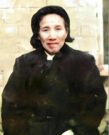 1950年，一名身着简陋的农妇来到北京中南海，要求面见毛主席。门卫正想将她拦下来