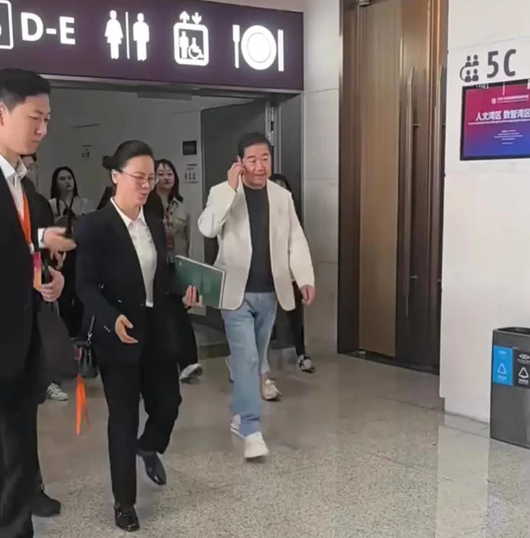 官气养人！张国立、靳东参加文化论坛，同样穿西服外套，不系领带，靳东那个范已经