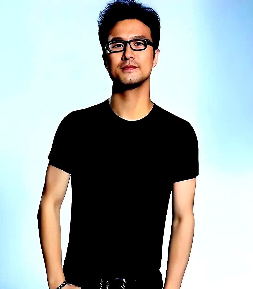 汪峰现在的心情应该是百感交集，一脸的渺茫。刚成年的小苹果身边围着个开几百